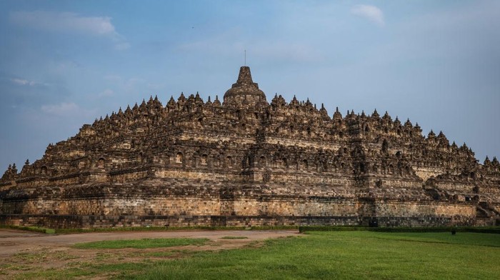 PT Taman Wisata Candi Borobudur, Prambanan, dan Ratu Boko berencana sambut turis lagi mulai 8 Juni. Nantinya, wisatawan harus melalui cek suhu badan dan diberi penanda stiker.
