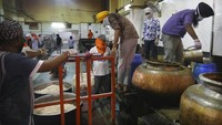 Dalam sehari mereka sanggup memasak hingga 100.000 makanan.