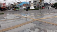 Karena bentuknya yang panjang dan warnanya yang putih, orang Belanda menyebutnya sebagai white paal (tiang putih). Oleh sebab itu hingga kini, Tugu Golong Gilig kadang masih disebut sebagai Tugu Pal Putih.
