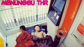 Nungguin THR sampai tidur di depan ATM. Foto: Internet