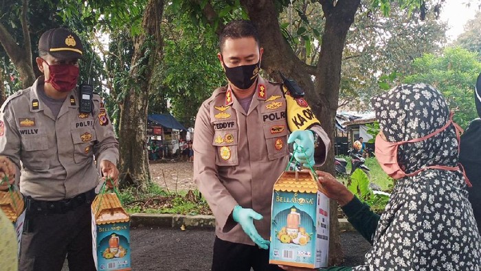 Polres Subang membagikan parcel lebaran untuk warga terdampak COVID-19