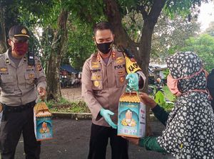Polres Subang Bagikan Parcel Lebaran untuk Warga Terdampak Corona