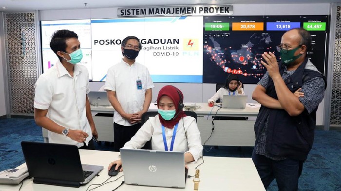 Ketua YLKI mengunjungi Posko Informasi Tagihan Listrik. Dia memastikan penanganan pengaduan terkait isu kenaikan tagihan listrik tertangani dengan baik.


Ketua YLKI mengunjungi Posko Informasi Tagihan Listrik. Dia memastikan penanganan pengaduan terkait isu kenaikan tagihan listrik tertangani dengan baik.

1. Ketua Yayasan Lembaga Konsumen Indonesia (YLKI), Tulus Abadi mengunjungi Posko Informasi Tagihan Listrik di Kantor Pusat PLN, Jakarta, Rabu (20/5/2020).

2. Kunjungan tersebut dilakukan untuk memastikan penanganan pengaduan pelanggan terkait isu kenaikan tagihan listrik yang dialami oleh sebagian warga menyusul diberlakukannya PSBB akibat pandemi virus corona tertangani dengan baik.

3. Hingga 19 Mei 2020, PLN telah berhasil menyelesaikan 16.509 (98%) pengaduan pelanggan dari 16.795 aduan yang masuk ke Contact Center PLN 123.  

4. PLN memastikan posko khusus penanganan tagihan listrik ini akan tetap beroperasi hingga pandemi COVID-19 berakhir.
