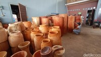 Tak hanya itu, biasanya puluhan pekerja yang sibuk mengerjakan pesanan beduk. Namun kini aktivitas pembuatan beduk tidak ada. Ada sekitar lima pekerja itu pun mereka beralih membuat gitar biola.