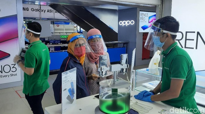 Pengunjung Mal Pakai Face Shield Plaza Marina mewajibkan pengunjung dan karyawan menggunkan masker hingga face shield untuk mencegah penularan Corona. Itu dilakukan karena social distancing sudah diterapkan.
