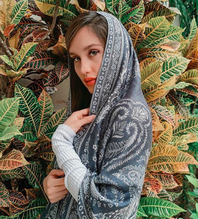 Bergaya dengan kerudung aneka warna, Cinta Laura pun mendapatkan berbagai pujian dari warganet. Masyaallah... kamu cantik sekali cinta ️, kata akun @ganawati. kak cinta cantik sekali #cintalaurakiehl #kiehlers, puji akun @qurahmanmaulana97. Foto: Dok. Instagram @claurakiehl