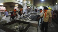 Selama masa pembatasan sosial di India, puluhan pemeluk Sikh ini bekerja keras agar dapur tetap terbuka.