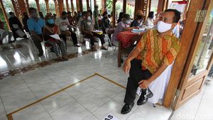 Suasana Pembagian BST di Kelurahan Jagalan