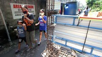 Warga berdatangan ke posko untuk melakukan rapid test COVID-19.