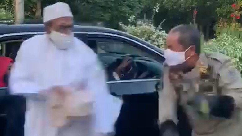 Habib Umar Assegaf Berantem dengan Petugas PSBB Surabaya Habib Umar Assegaf Berantem dengan Petugas PSBB Surabaya