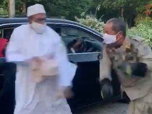 Sedan Mewah Camry yang Dinaiki Habib Umar Assegaf saat Lawan Petugas PSBB