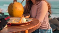 Masih momennya saat berada di Bali, Sarah Keihl berpose cantik dengan pemandangan laut indah di belakangnya. Ia juga menyantap kelapa muda segar dan sepiring dessert. Foto: Instagram @sarahkeihl