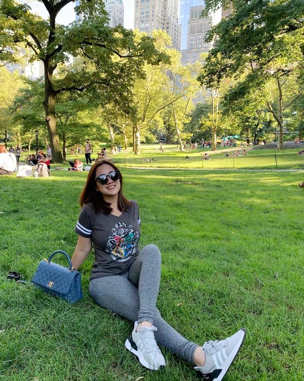 Kalau ini, saat Tante Ernie bersantai duduk-duduk di Central Park, New York, AS. (Instagram/@himynameisernie) Kalau ini, saat Tante Ernie bersantai duduk-duduk di Central Park, New York, AS. (Instagram/@himynameisernie)