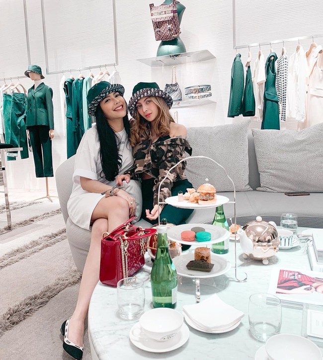 Tampaknya wanita asal Gresik itu memborong barang fashion Dior. Tampak Sarah menikmati jamuan di gerai Dior sambil menggunakan topi Dior yang kembar bersama temannya. Foto: dok. Instagram @sarahkeihl