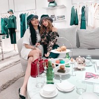 Tampaknya wanita asal Gresik itu memborong barang fashion Dior. Tampak Sarah menikmati jamuan di gerai Dior sambil menggunakan topi Dior yang kembar bersama temannya. Foto: dok. Instagram @sarahkeihl