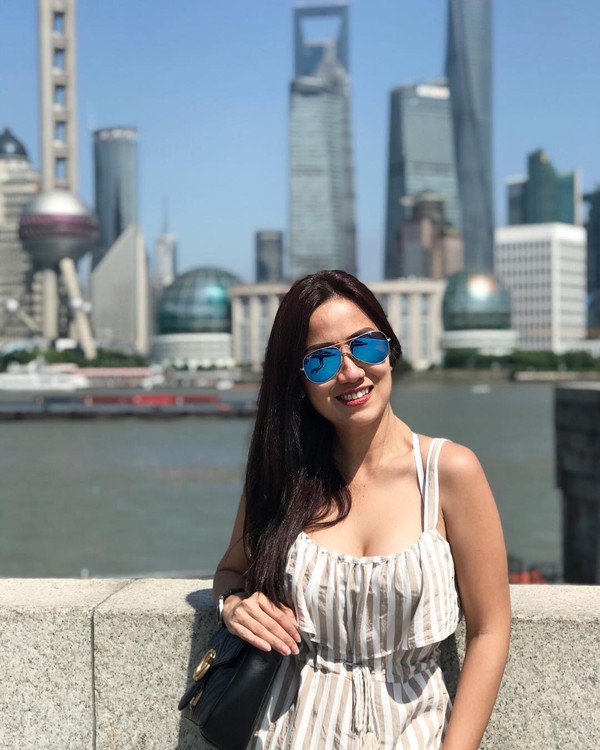 Mumpung di Shanghai, foto dengan latar belakang The Bun dulu, bangunan paling ikonik di kota itu. (Instagram/@himynameisernie) Mumpung di Shanghai, foto dengan latar belakang The Bun dulu, bangunan paling ikonik di kota itu. (Instagram/@himynameisernie)
