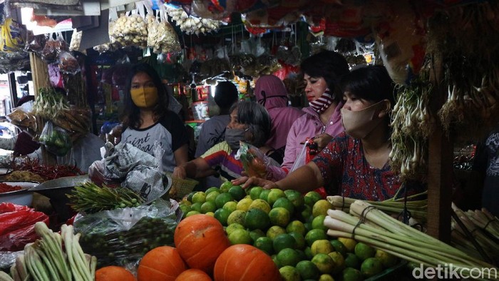 Warga menyerbu pasar Pasar Sumber Artha, Bekasi, untuk membeli kebutuhan lebaran. Banyaknya pengunjung membuat penerapan physical distancing sulit dilakukan.