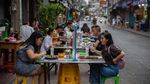 Restoran di Thailand Gunakan Plastik Pembatas