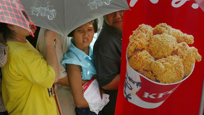 KFC Pandemi COVID-19 membuat 115 gerai KFC tutup sementara. Berkaitan dengan itu, PT Fast Food Indonesia Tbk (FAST) selaku pemegang merek makanan cepat saji itu merumahkan 4.988 karyawannya.