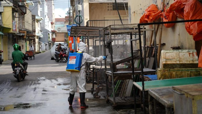 Penyemprotan disinfektan di Pasar Bacan Pacinan Makassar Cegah COVID-19