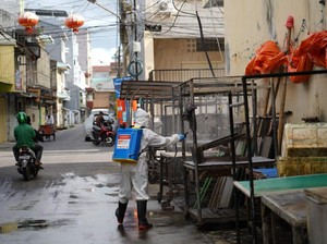Sterilasi Penyemprotan Disinfektan di Pasar Bacan Pacinan Makassar Cegah COVID-19