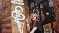 Punya wajah yang cantik, Sarah Keihl kerap berpose ala fashionista. Di foto kali ini ia pun berpose dengan es krim gelato cokelat dari Tempo Gelato yang hits di Yogyakarta. Foto: Instagram @sarahkeihl