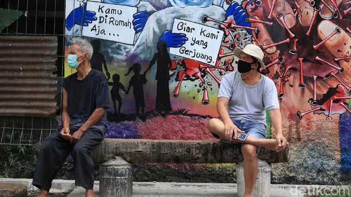 Kampanye Dukungan Lawan Corona Lewat Mural Sebuah mural mejeng di kawasan Jalan Kinayungan, Tangerang Selatan. Mural tersebut berisi pesan untuk bersama melawan Corona.