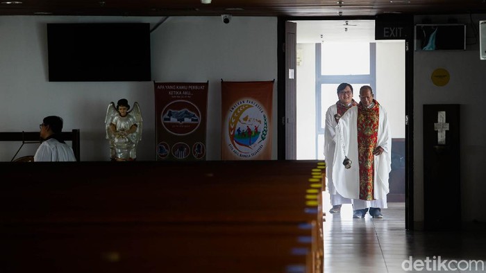 Begini Suasana Ibadah Kenaikan Isa Almasih Secara Online Ibadah Kenaikan Isa Almasih secara online digelar di Gereja San Mare, Bintaro, Tanggerang Selatan, Kamis (21/5/2020).