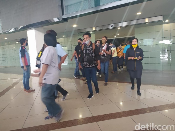 Pergerakan penumpang mulai tampak di Bandara Juanda Surabaya. Mereka hendak atau telah melakukan penerbangan terbatas di tengah larangan mudik.