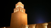 Saat malam tiba, menara masjid akan bersinar oleh lampu-lampu cantik. Traveler akan dibawa untuk merasakan kembali zaman peradaban Islam pertama, kemudian Romawi dan Bizantium, seakan naik mesin waktu. Masjid ini dibuka untuk umum pada pukul 08.00-14.00 waktu setempat. Bagi traveler yang non-muslim tidak diperkenankan masuk di ruang ibadah, namun ada pintu yang dibiarkan terbuka sehingga bisa melihat seisi masjid dari luar. Istimewa/Dok. Jean-Marc Rosier via Atlas Obscura.