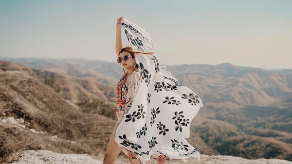 Seperti tahun lalu, tepatnya di bulan Oktober saat Sarah pergi liburan ke Sumba. Dia memperlihatkan sisi Sumba yang eksotis. (Instagram/@sarahkiehl) Seperti tahun lalu, tepatnya di bulan Oktober saat Sarah pergi liburan ke Sumba. Dia memperlihatkan sisi Sumba yang eksotis. (Instagram/@sarahkiehl)