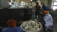 Mereka bergotong-royong menyelesaikan proses masak demi warga di Delhi.