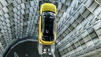 Dua menara ini fungsi utamanya adalah sebagai tempat penyimpanan sementara. Konsumen yang memesan kendaraan langsung di pabrik akan mengambil kendaraannya di bagunan ini. Satu menara bisa menyimpan sekitar 400 mobil. (Getty Images/Carsten Koall)