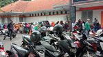 Warga bandung Antre Berjam-jam untuk Bansos