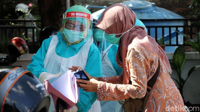 Setelah mengisolasi dua RT di Kelurahan Joyotakan, Pemkot Solo berlanjut melakukan rapid test, Rabu (20/5). Ada 247 orang yang menjalani rapid test tersebut.