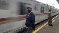 Kini penumpang kereta juga sudah meninggalkan kebiasaan tak memakai masker. Antara Foto/Yulius Satria Wijaya.