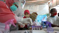 Petugas medis mengambil sampel darah warga di Kampung Joyotakan, Kecamatan Serengan, Surakarta, Jawa Tengah, Rabu (20/5/2020).