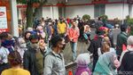 Warga bandung Antre Berjam-jam untuk Bansos