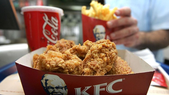 Pandemi COVID-19 membuat 115 gerai KFC tutup sementara. Berkaitan dengan itu, PT Fast Food Indonesia Tbk (FAST) selaku pemegang merek makanan cepat saji itu merumahkan 4.988 karyawannya.