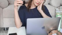 Tak hanya menjadi selebgram dan sibuk liburan, Sarah juga seorang pengusaha yang memiliki beberapa usaha di berbagai bidang. Di foto satu ini ia sedang bekerja sambil ngemil dan minum kopi hitam kesukaannya. Foto: Instagram @sarahkeihl