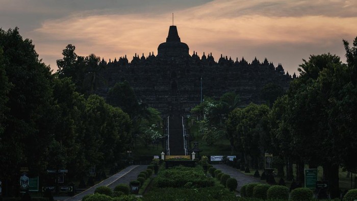 PT Taman Wisata Candi Borobudur, Prambanan, dan Ratu Boko berencana sambut turis lagi mulai 8 Juni. Nantinya, wisatawan harus melalui cek suhu badan dan diberi penanda stiker.