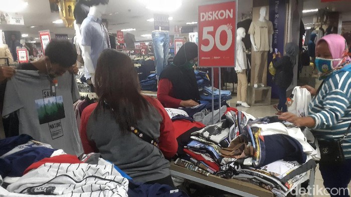 Warga Bekasi Ramai-ramai Borong Baju Lebaran H-3 Lebaran, sejumlah warga Bekasi memadati salah satu pusat perbelanjaan untuk berburu baju. Berikut foto-fotonya.