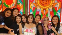  Tak hanya kulineran sendiri, Ernie juga senang kumpul bersama teman-temannya. Seperti momen yang satu ini. Fotonya diambil ketika Ernie merayakan ulang tahun. Foto: instagram @himynameisernie