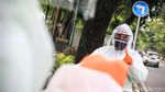 Unik, Kampanye Anti COVID-19 dengan Bawa Peti Mati