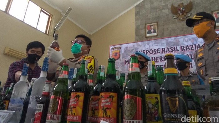 Polisi tunjukan barang bukti miras yang dijual ilegalc