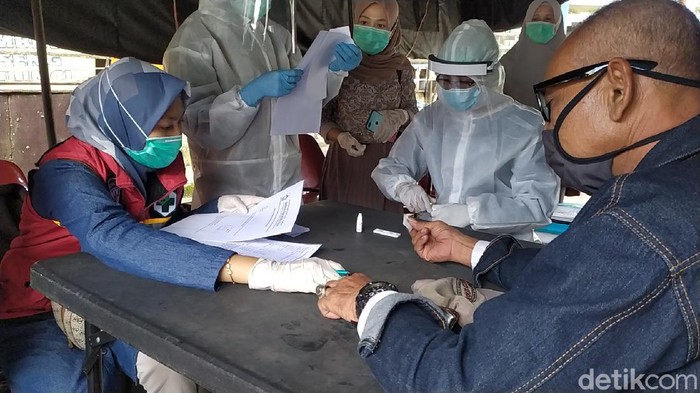 Warga jalani rapid test di Cianjur
