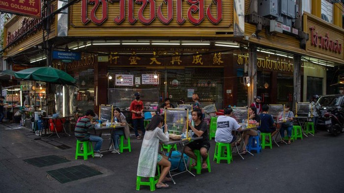 Restoran di Thailand Gunakan Plastik Pembatas Rumah makan di Thailand telah diizinkan buka kembali. Kini rumah makan buka dengan menerapkan jaga jarak dan pembatas plastik, seperti terlihat di Chinatown.