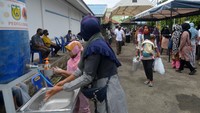 Dulu pengunjung pasar murah langsung meninggalkan lokasi usai berbelanja. Kini mereka mulai membiasakan cuci tangan sebelum beranjak pergi. Antara Foto/Ampelsa.