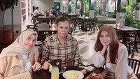 Ia juga sebenarnya sosok yang sangat cinta dengan keluarga. Terlihat dari momen makan di salah satu restoran berikut. Sarah mengajak kedua orang tuanya pergi makan ke salah satu restoran steak yang lezat. Foto: Instagram @sarahkeihl