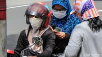Beberapa warga yang menukarkan uang tak mau melewatkan kesempatan untuk melakukan tradisi yang khas saat lebaran.